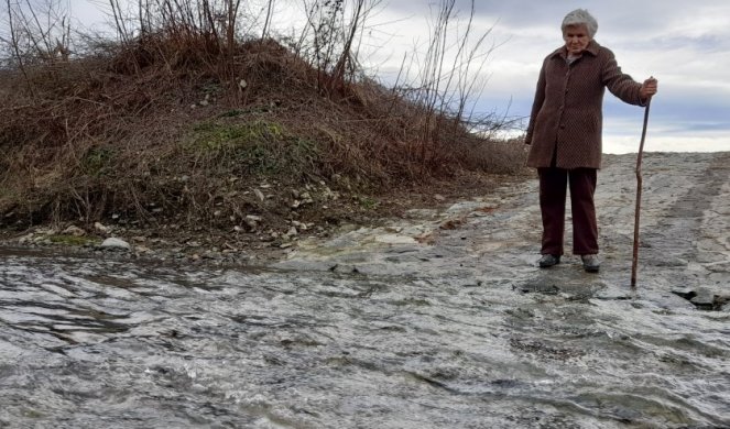 BAKA MILKA ŽIVI KAO ROBINZON! Odsečena od sveta, reka bez mosta postala je njena tamnica/foto/