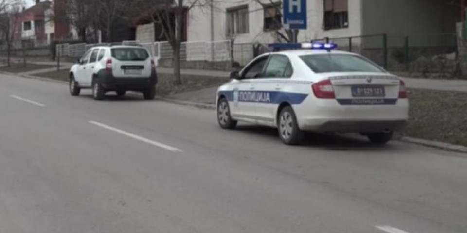 ŠABAČKA POLICIJA UHAPSILA NESAVESNOG VOZAČA!: Kolima udario devojku (17) pa nastavio da vozi, NANEO JOJ TEŠKE POVREDE