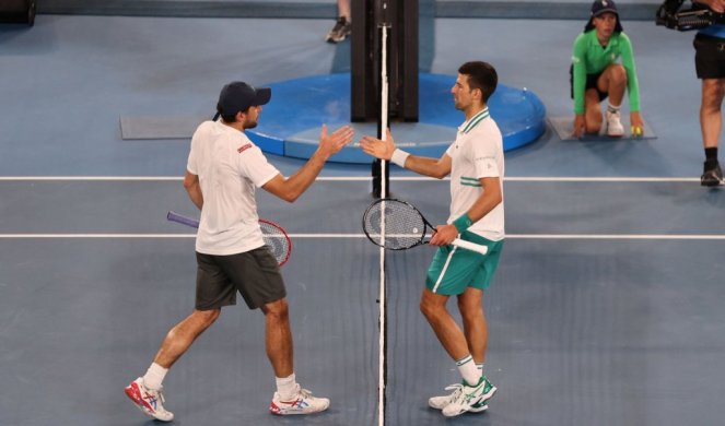 NOVAK JE VELIKI ŠAMPION! Aplaudirao Rusu pa mu ovo poručio! /FOTO/