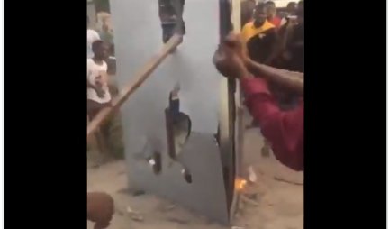 BES LJUDI ZBOG MISTERIOZNIH MONOLITA! Najnoviji u Kongu,  završio u plamenu! /VIDEO/