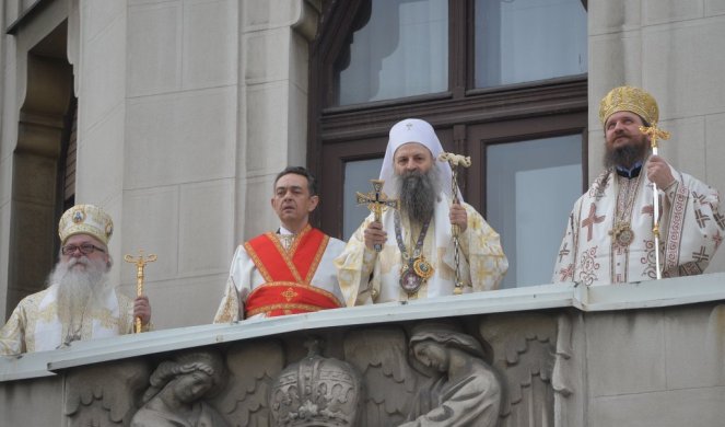 PATRIJARH PORFIRIJE pozdravio vernike s balkona Patrijaršije