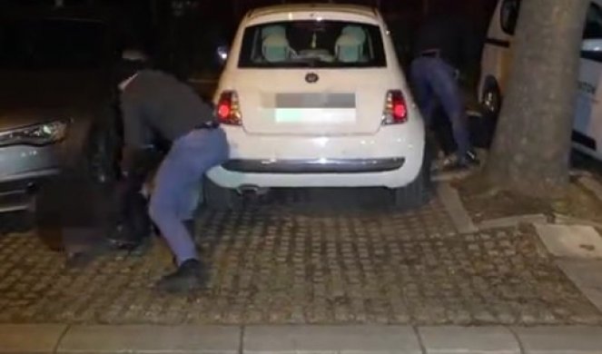 ŽESTOKA AKCIJA BEOGRADSKE POLICIJE! Dugo su vrebali dilere kokaina, a onda je na parkingu USLEDILO MUNJEVITO HAPŠENJE/VIDEO/