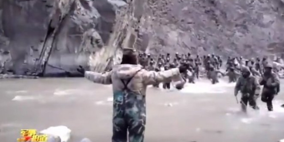 BORBA PRSA U PRSA, NA ŽIVOT I SMRT! Isplivao snimak sukoba kineskih i indijskih vojnika na Himalajima! /VIDEO/