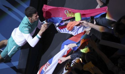 PRVO JE NJEGA ZAGRLIO! Novak osvojio deveti trofej pa potrčao prema njemu! /FOTO/
