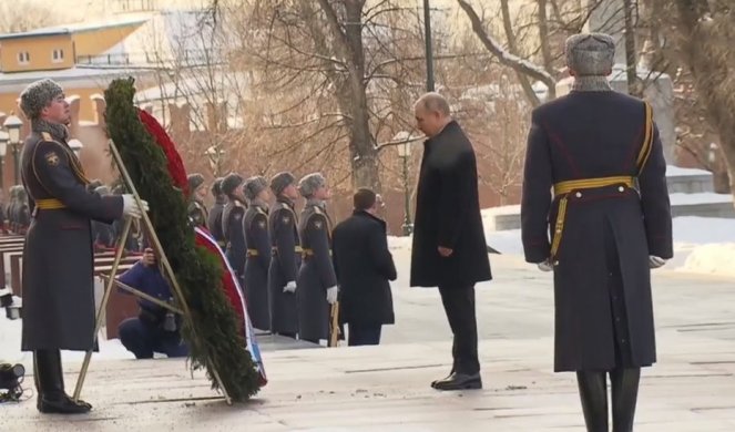 DAN ZAŠTITNIKA OTADŽBINE! Putin položio cveće na Grob neznanom junaku! /VIDEO/