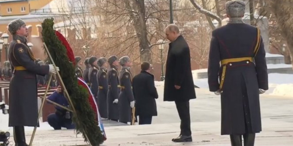 DAN ZAŠTITNIKA OTADŽBINE! Putin položio cveće na Grob neznanom junaku! /VIDEO/