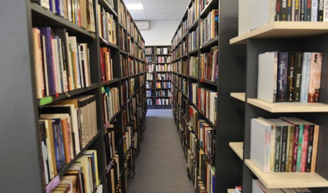 ZAVRŠENO RENOVIRANJE BIBLIOTEKE NA VOŽDOVCU! Grad Beograd spreman da nastavi sa ulaganjem!