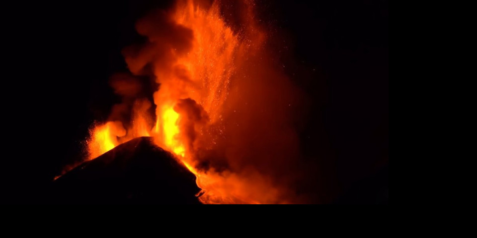 SPEKTAKL KAKAV NIJE VIĐEN DECENIJAMA! Nova erupcija Etne, "vodoskoci" prelaze visinu od JEDNOG I PO KILOMETRA! /VIDEO/