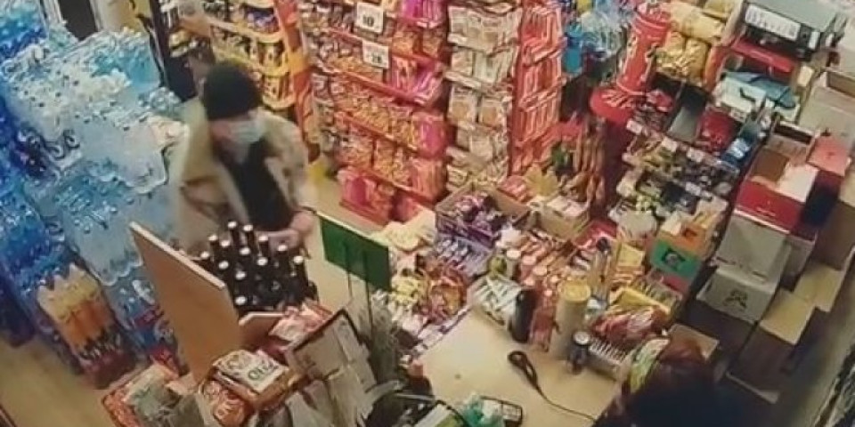 Lopov prilazi prodavačici i zabija nož u pult, a njena reakcija je neverovatna - ŠOK SNIMAK IZ PRODAVNICE U BEOGRADU /VIDEO/