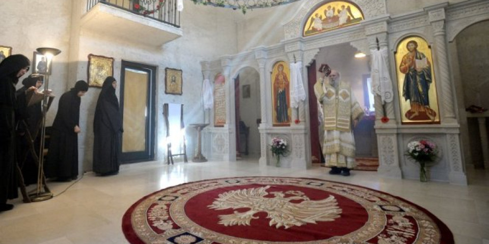 Vladika Jovan služio svetu liturgiju u manastiru Jasenovac! Foto/Video