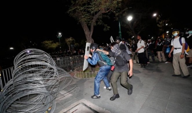 SUZAVAC I VODENI TOPOVI NA PROTESTU U BANGKOKU! Demonstranti bacali flaše na policiju!