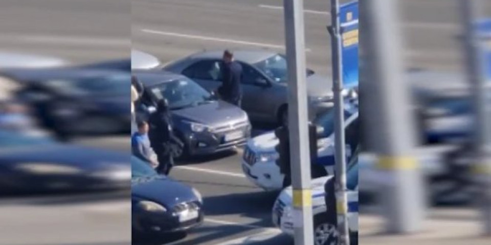 POLICIJA ZAUSTAVILA TAKSI NA NOVOM BEOGRADU, A ONDA JE KRENULA AKCIJA! Pogledajte kako su pali dileri širom prestonice! /VIDEO/