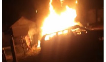 MASKIRANI FANTOMKAMA ZAPALILI AUTOMOBIL! Intervenisala policija, vatrogasci sprečili veću štetu (VIDEO)