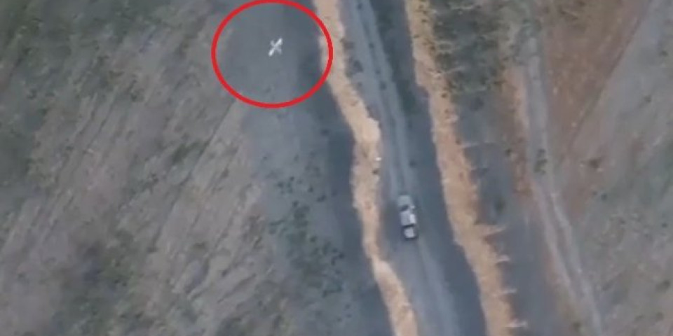 "LANCETI" STRAH I TREPET ZA UKRAJINSKU TEHNIKU! Rusija objavila snimak uništavanja ukrajinskih oklopnih vozila dronovima kamikaza! (VIDEO)