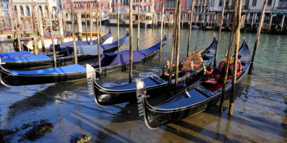 ŠOK SCENE IZ ITALIJE! Turistička atrakcija Venecije u blatu! /FOTO/