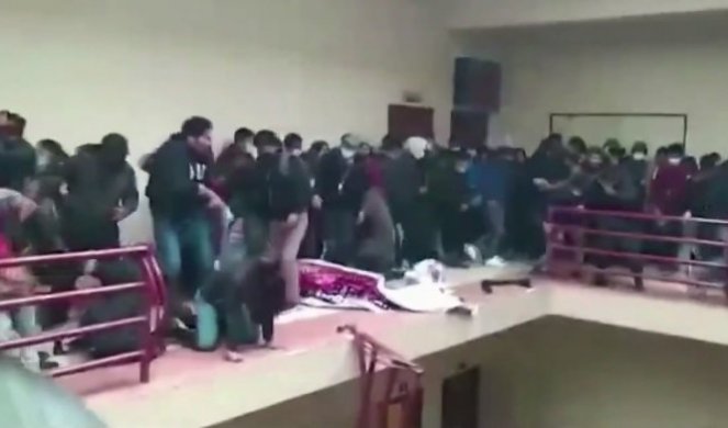 HOROR U BOLIVIJI! Srušila se ograda dok su se studenti gurali, sedmoro stradalo! /UZNEMIRUJUĆI VIDEO/