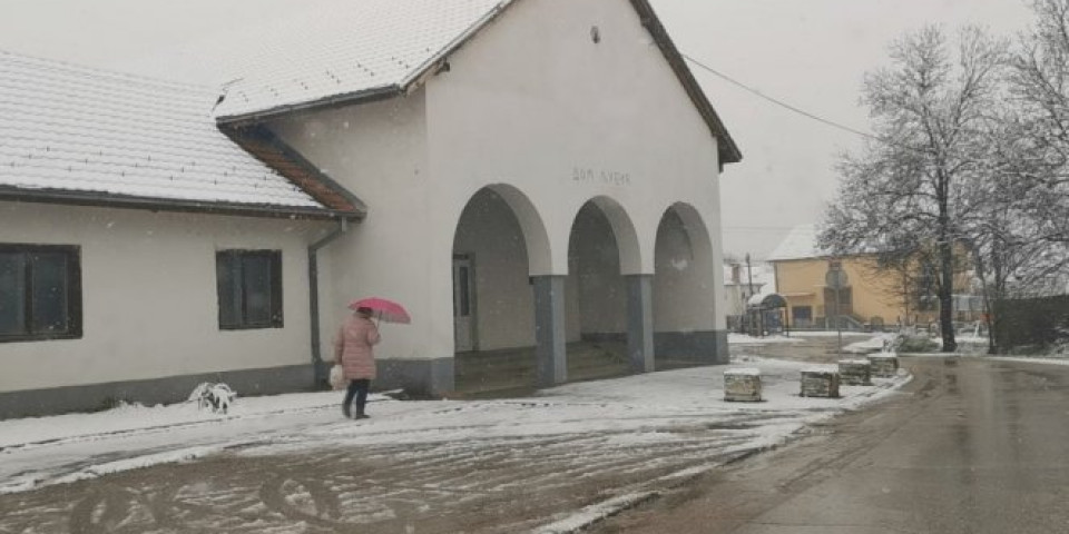 APRILSKI SNEG IZNENADIO GRAĐANE NAŠE ZEMLJE! Zabelelo se širom Srbije! /VIDEO/