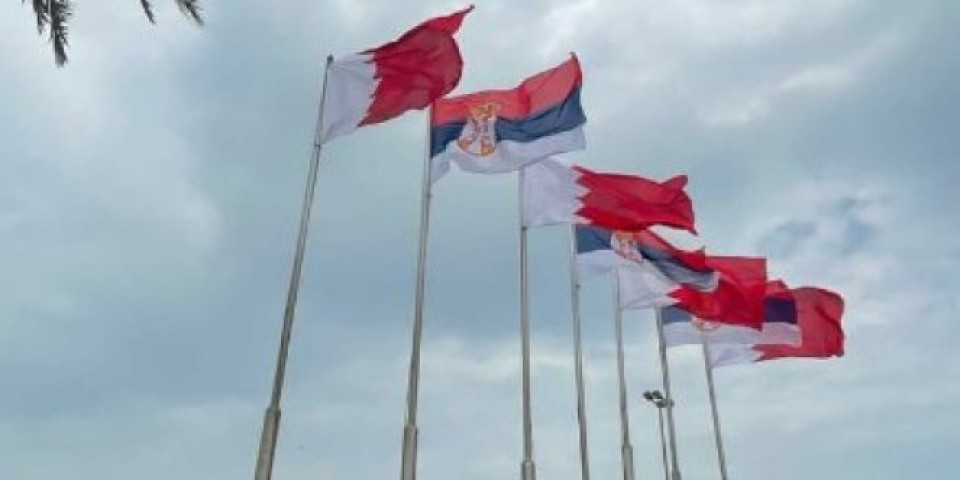 Predsednik Vučić putuje u posetu Bahreinu, GLAVNI GRAD OKIĆEN SRPSKIM ZASTAVAMA /VIDEO/