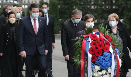 Premijerka Brnabić i članovi Vlade Srbije položili vence na mestu na kom je ubijen ZORAN ĐINĐIĆ