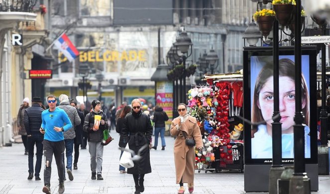 BEOGRAĐANI SEDE U BAŠTAMA ZATVORENIH KAFIĆA, piju kafu za poneti! Uglavnom svi bez maske