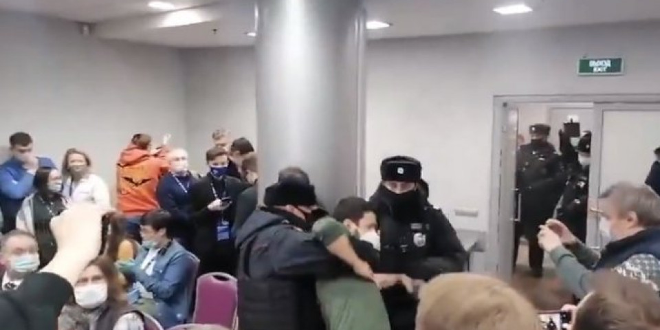 MOSKOVSKA POLICIJA UHAPSILA 200 LJUDI! Opozicija pokušala da organizuje skup u hotelu UPRKOS KORONA MERAMA! /VIDEO/