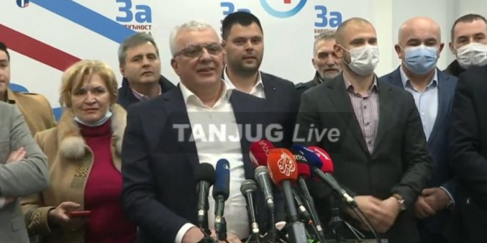 /VIDEO/ POSLE 20 GODINA VLASTI MILA ĐUKANOVIĆA U OVOM GRADU ON JE PORAŽEN! Andrija Mandić proglasio pobedu!