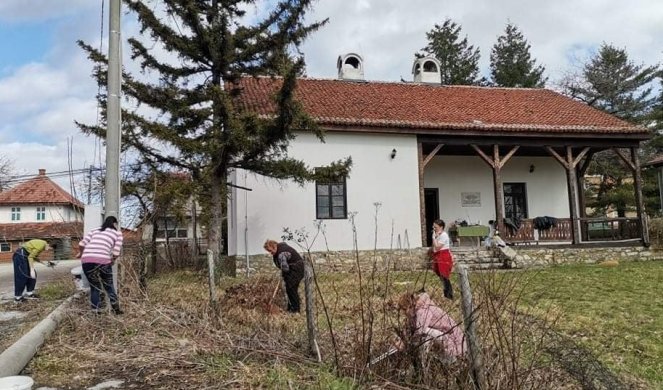 PORAVILI ŠTETU OD VANDALA! Udruženi meštani Ovsišta vratili stari sjaj kući satričara Radoja Domanovića