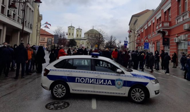 PAO DOGOVOR U ČAČKU! Ugostitelji se bunili zbog zatvaranja radnji, posle razgovora sa gradskim vlastima ODUSTALI OD PROTESTA/VIDEO/