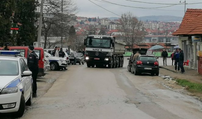 GRAĐANI PROKUPAČKOG NASELJA GARIĆ NA IVICI ŽIVACA! Teški kamioni uništavaju im kuće, gradonačelnik OBEĆAO REŠENJE/FOTO/