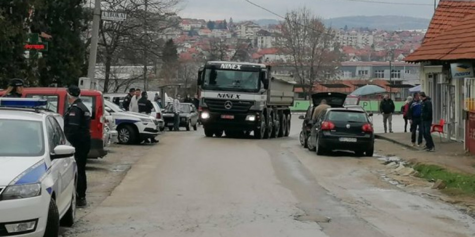 GRAĐANI PROKUPAČKOG NASELJA GARIĆ NA IVICI ŽIVACA! Teški kamioni uništavaju im kuće, gradonačelnik OBEĆAO REŠENJE/FOTO/