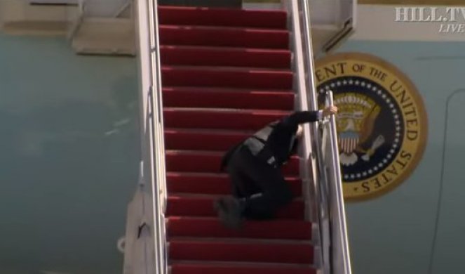 POLAKO, DŽO, POLAKO! BAJDEN PAO NA KOLENA, ALI BUKVALNO! Predsednik SAD stepenicama krenuo u avion, a onda SE "PROSUO"! /HIT VIDEO/