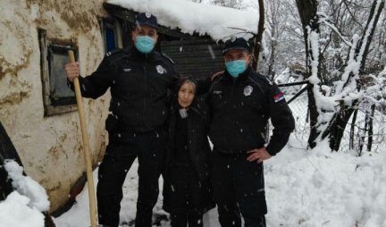 Policajci pritekli u pomoć baki Darinki (78): Nije mogla da izađe iz kuće zbog snega, oni joj očistili dvorište