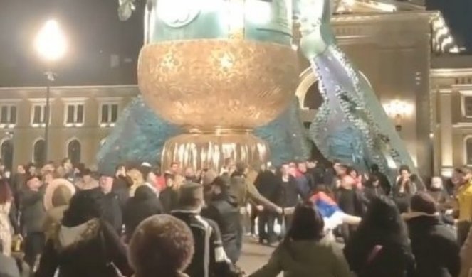 KORONA ŽURKA NA SAVSKOM TRGU! Na stotine ljudi se okupilo oko spomenika Stefanu Nemanji i "oplelo" Užičko kolo - građani besni! /VIDEO/