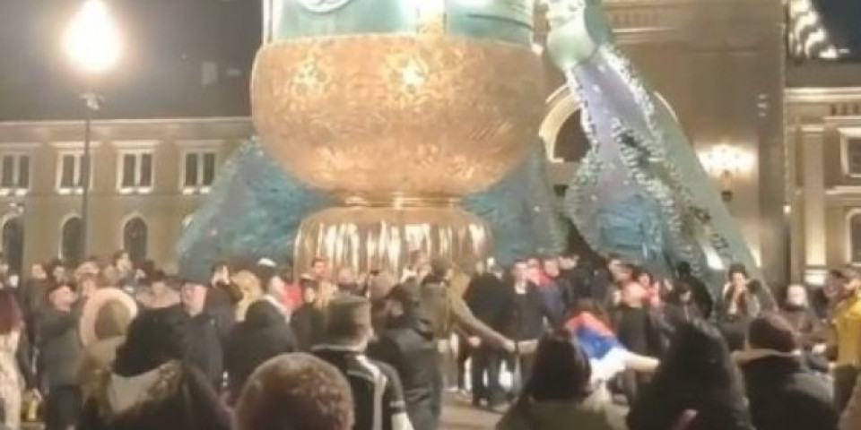 KORONA ŽURKA NA SAVSKOM TRGU! Na stotine ljudi se okupilo oko spomenika Stefanu Nemanji i "oplelo" Užičko kolo - građani besni! /VIDEO/