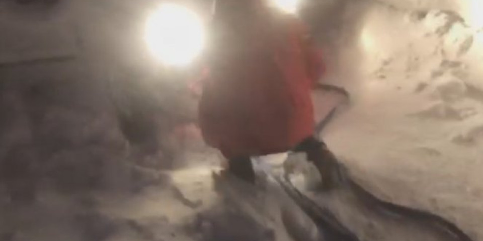 DRAMA NA GOLIJI! Troje ljudi se zaglavilo u snegu, borba da se izvuku iz nanosa visokih preko jednog metra TRAJALA JE SATIMA! Foto/Video
