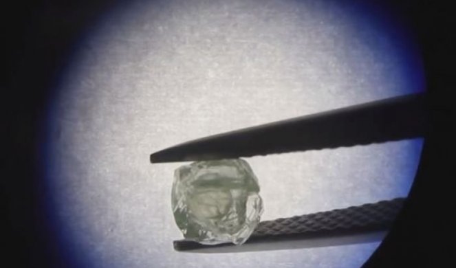 KADA SU GA UGLEDALI NAUČNICI SU BILI ZABEZEKNUTI: U Sibiru pronađen dijamant star 800 MILIONA GODINA, a u njemu... /VIDEO/