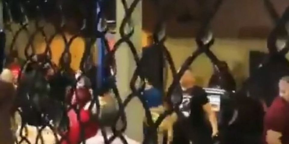 NIJE NORMALAN! Tokom MMA borbe uzeo pištolj i pucao, publika vrištala, bežala u panici! /VIDEO/