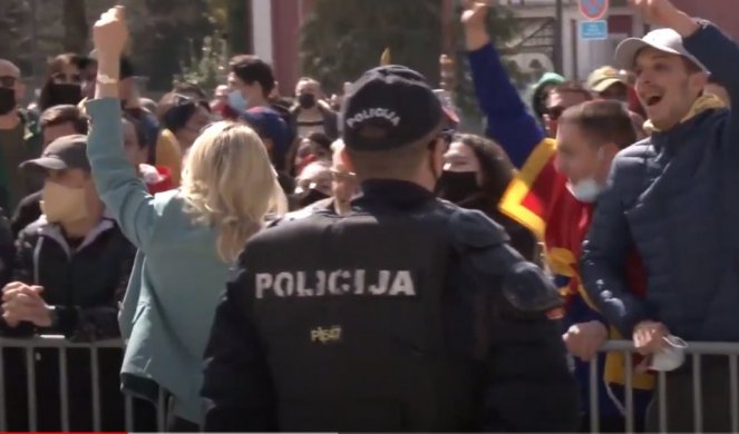 HAOS NA CETINJU, KOMITE DIVLJAJU! Policija blokirala ulice zbog posete premijera, flašama gađali političare! /VIDEO/