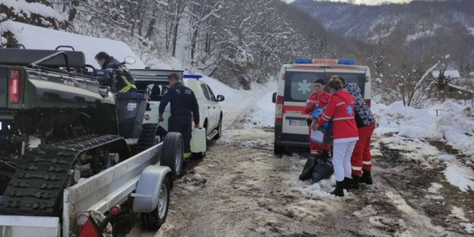 AKCIJA USPELA! Iz zavejanog sela kod Babušnice izvučen bračni par zaražen koronom! /FOTO/