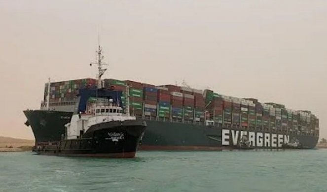 (VIDEO) DO EVROPE SAMO OKO AFRIKE, KAO PRE 150 GODINA! SUECKI KANAL NEĆE BITI ODBLOKIRAN DANIMA! Teretni brod sa kontejnerima preprečio put, NE MOGU GA UKLONITI!