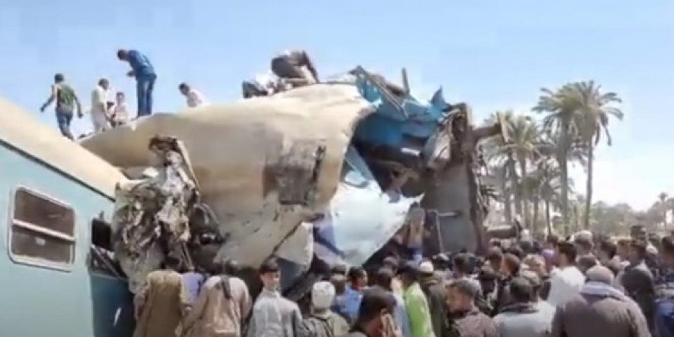 STRAVIČNA NESREĆA U EGIPTU! Sudarili se vozovi, poginule 32 osobe, na desetine povređenih! /VIDEO/