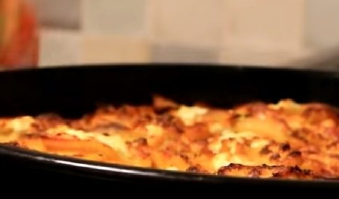 RUČAK ZA CELU PORODICU: Zapečeni krompir sa sirom! /VIDEO/