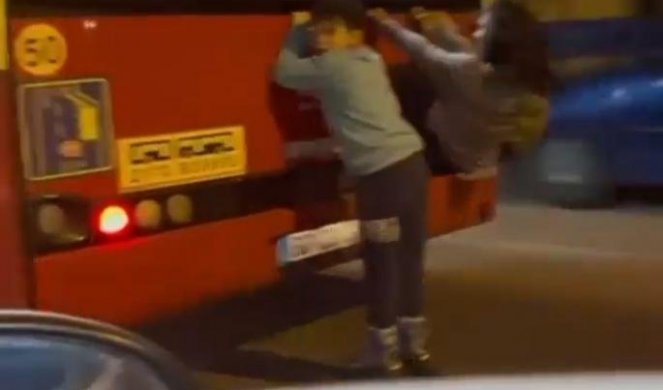 UŽASAVAJUĆI SNIMAK IZ BEOGRADA! Deca se uhvatila za autobus u PUNOJ BRZINI na Žarkovu, jedno od njih BILO NA ROLERIMA! /VIDEO/