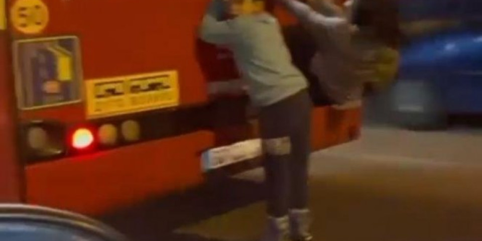 UŽASAVAJUĆI SNIMAK IZ BEOGRADA! Deca se uhvatila za autobus u PUNOJ BRZINI na Žarkovu, jedno od njih BILO NA ROLERIMA! /VIDEO/