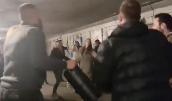 NEĆE GARA DA PRIMI VAKCINU! Beograd najveće žarište korone, a studenti IGRAJU KOLO U PODZEMNOM PROLAZU! PORAŽAVAJUĆI SNIMAK! Video