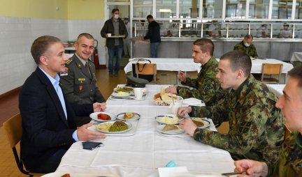 Ministar Stefanović na ručku sa kadetima: Pitomci zadovoljni ishranom, uniformama i drugom opremom