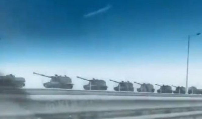 DA LI MOSKVA OČEKUJE NAPAD?! Nepregledne kolone ruskih tenkova i opreme se danima prebacuju na Krim! /VIDEO/