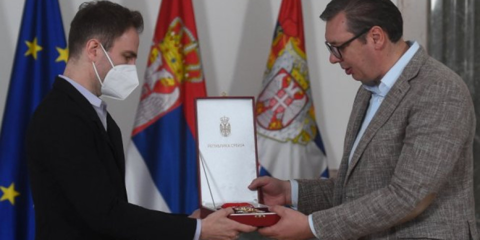 Predsednik Vučić uručio orden Stefanu Milenkoviću: Hvala što ste imali dovoljno hrabrosti da budete uz svoju zemlju kada je bilo lakše da to ne budete /VIDEO/