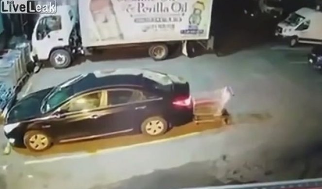 Ženi na parkingu zasmetala kolica za kupovinu da se parkira: Izašla je da ih pomeri, a onda se dogodio SCENARIO KOJI NIJE MOGLA NI DA ZAMISLI /VIDEO/
