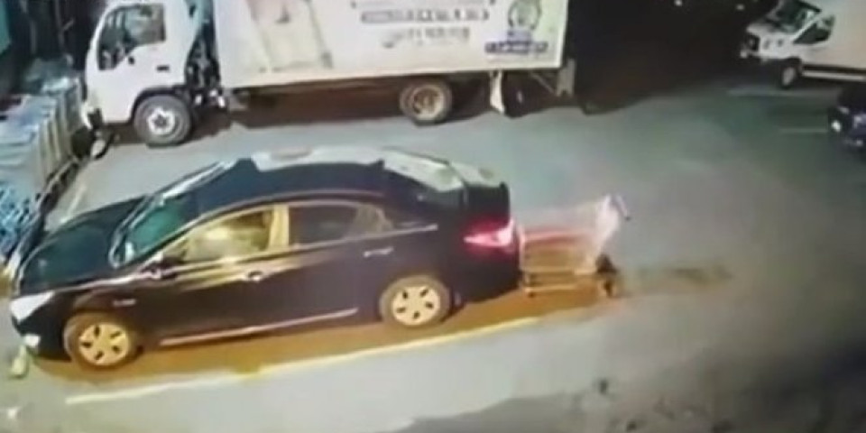 Ženi na parkingu zasmetala kolica za kupovinu da se parkira: Izašla je da ih pomeri, a onda se dogodio SCENARIO KOJI NIJE MOGLA NI DA ZAMISLI /VIDEO/